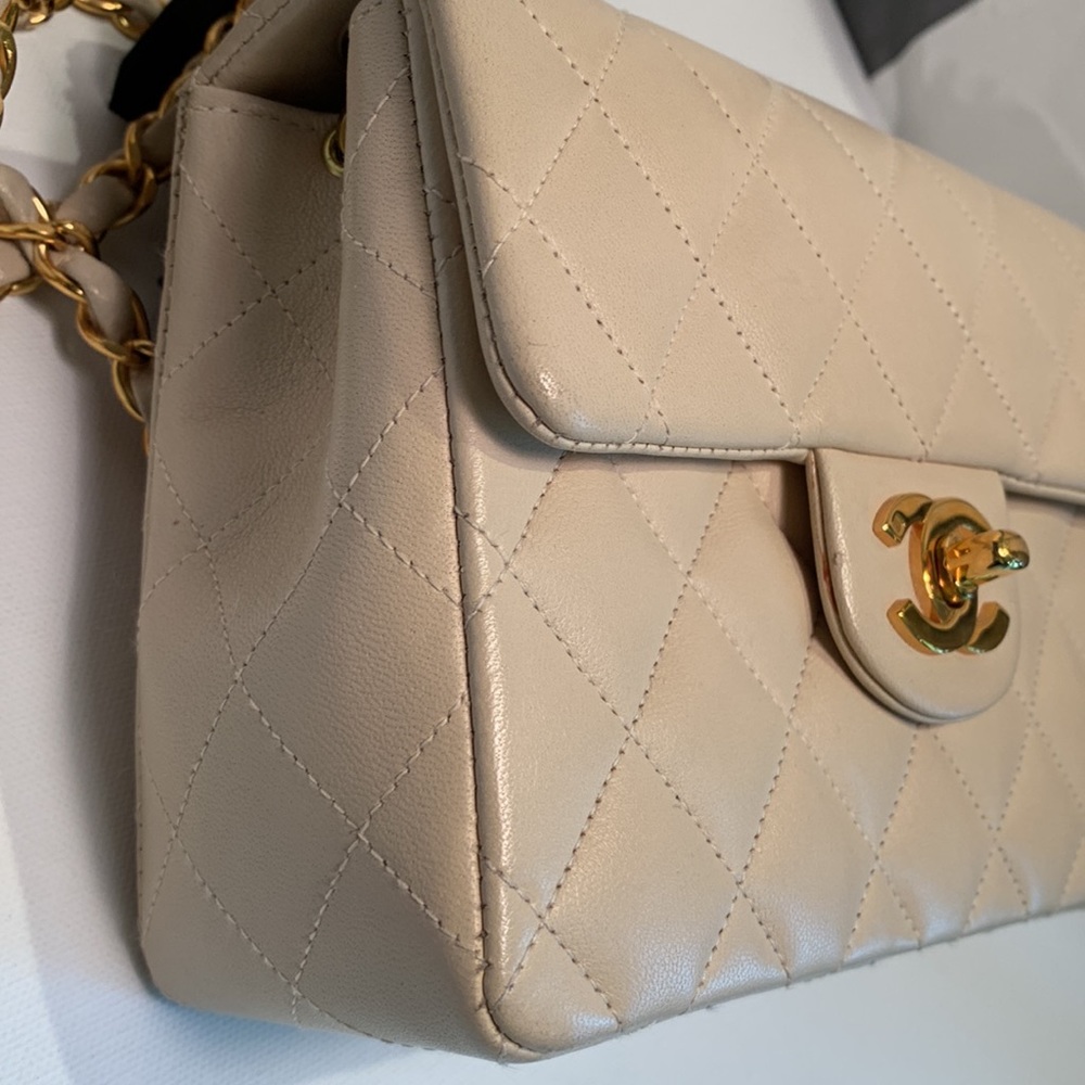 CHANEL Vintage ⭐️ Very RARE 24k Real Gold Soft Beige Flap 2.55 Quilted Bag HW - Picture 4 of 16
